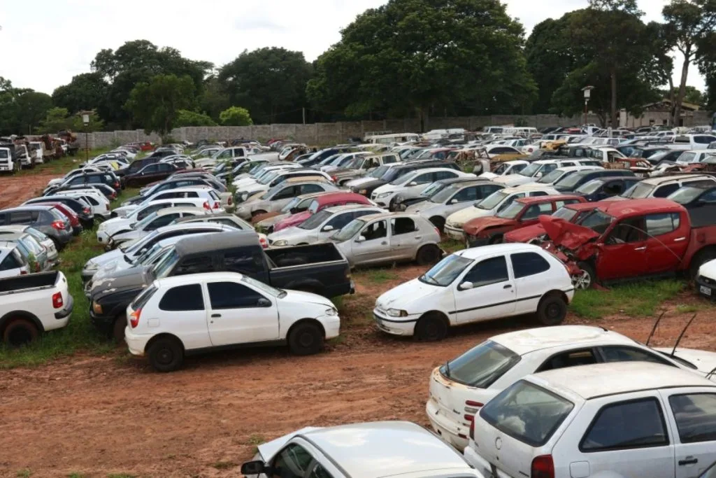 Leilão de veículos apreendidos e abandonados é realizado pela Prefeitura de Várzea Grande