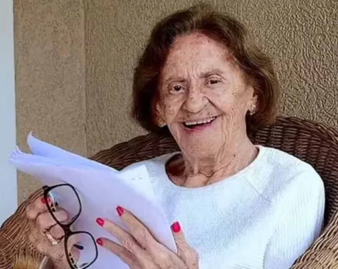 Filha revela detalhes da morte de Laura Cardoso nos braços da neta