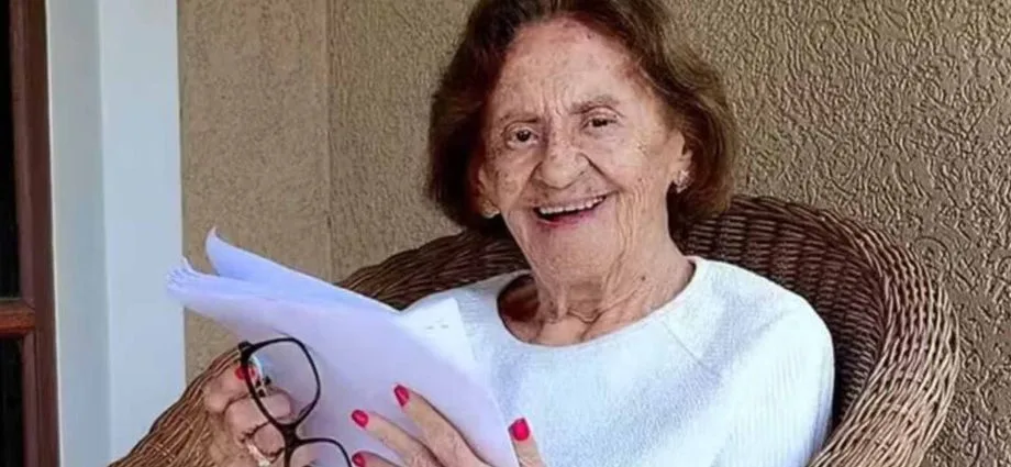 Filha revela detalhes da morte de Laura Cardoso nos braços da neta