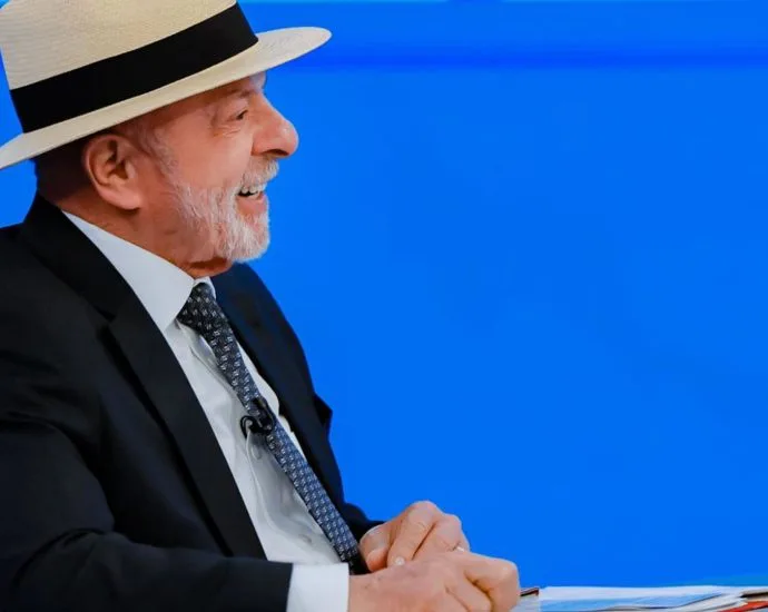 Lula afirma que não irá vender Correios e promete recuperação da estatal