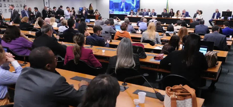 Câmara dos Deputados instala comissão para analisar PEC da redução da maioridade penal