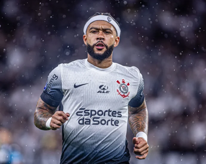 Corinthians aplica multa a Memphis Depay por videoclipe polêmico