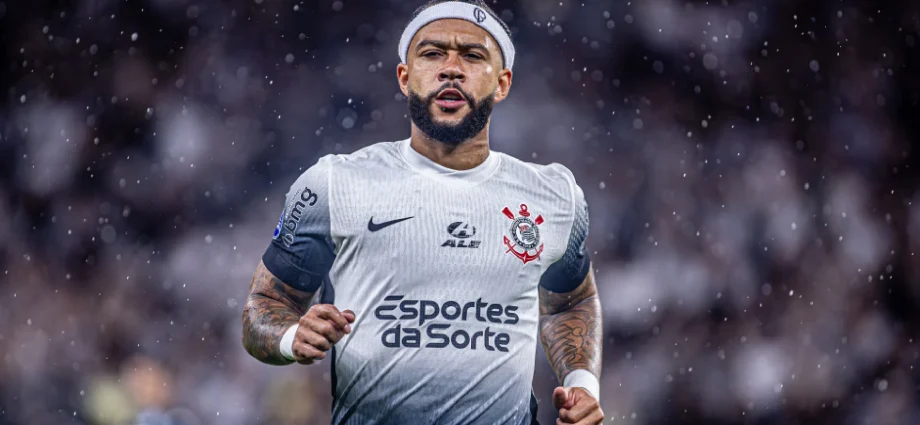 Corinthians aplica multa a Memphis Depay por videoclipe polêmico