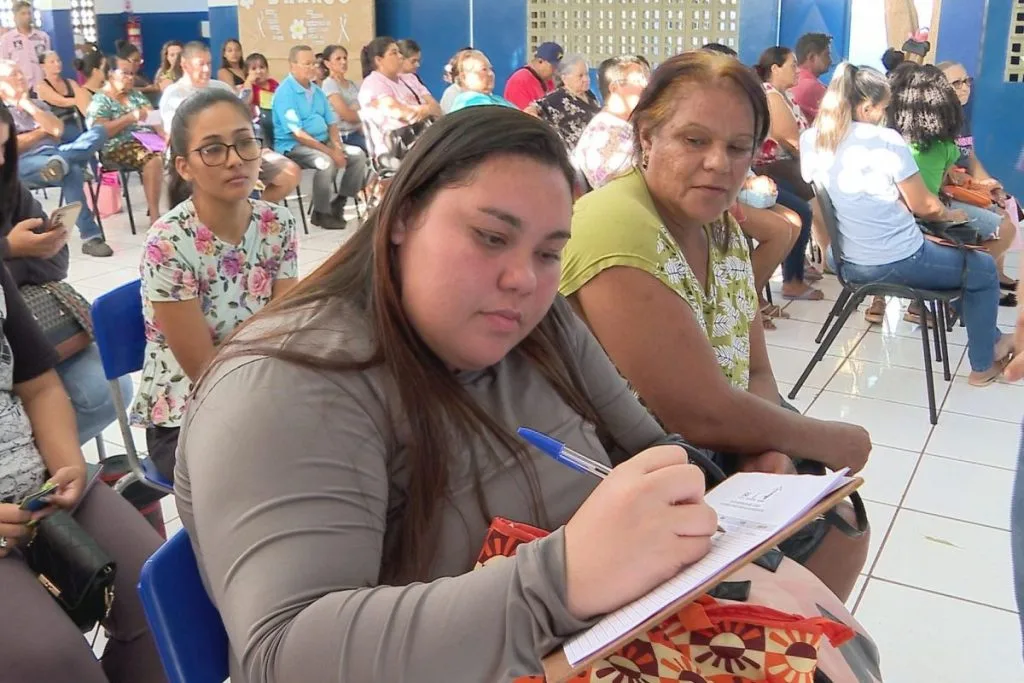 Pessoas fazendo o cadastro no PRIMT, programa para desempregados (Foto: REprodução/TV Morena)