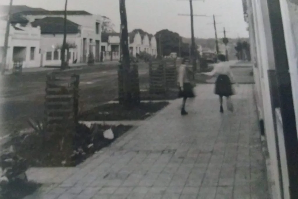 Meninas andando em calçada antiga da rua 26 de agosto