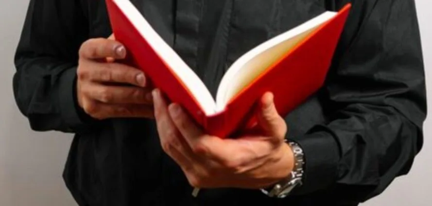 Condenação de pastor por promessas falsas de cura é mantida em Dourados
