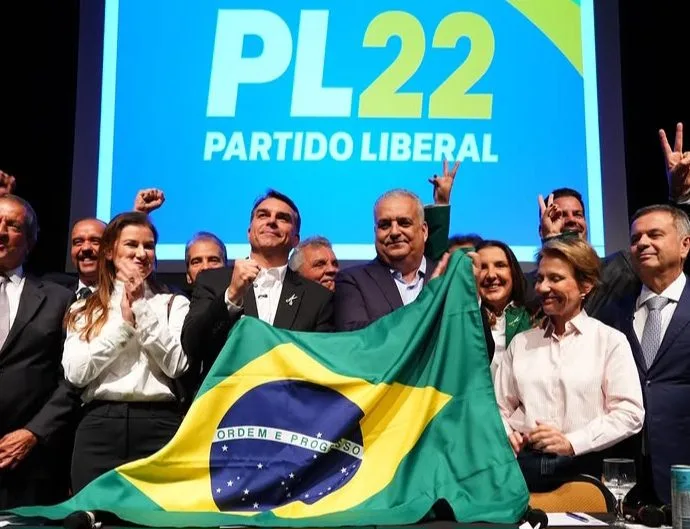 Flávio Bolsonaro anuncia Alfredo Gaspar como vice na chapa presidencial