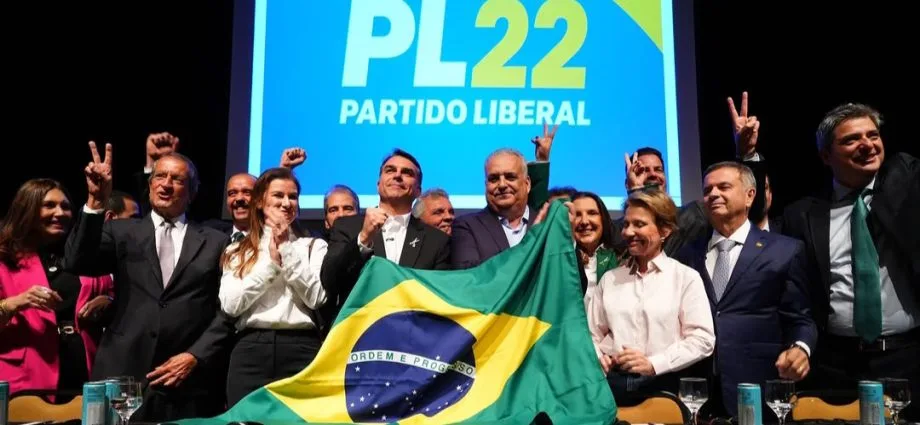 Flávio Bolsonaro anuncia Alfredo Gaspar como vice na chapa presidencial