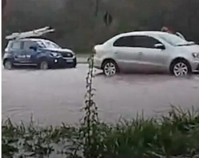 Alagamentos em Campo Grande: Moradores ajudam a resgatar carro durante forte chuva