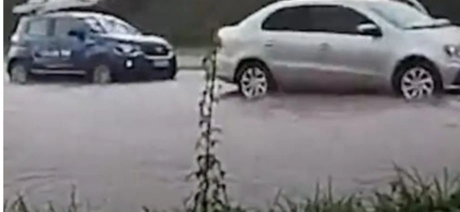 Alagamentos em Campo Grande: Moradores ajudam a resgatar carro durante forte chuva