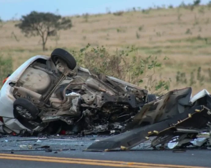 Acidente fatal na BR-163: motorista de Chevrolet Spin morre após colisão com carreta