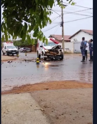 Ambulância Danificada em Colisão com Caminhão em Água Clara