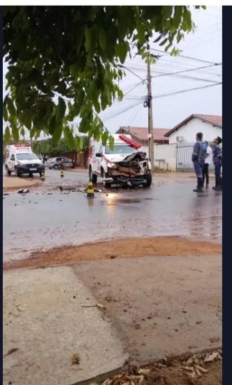 Ambulância Danificada em Colisão com Caminhão em Água Clara