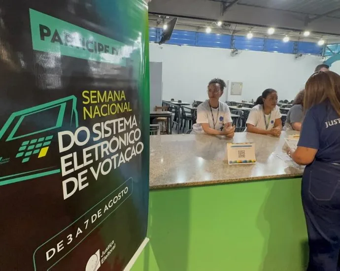 Urna Eletrônica é Apresentada na Feira Central de Campo Grande durante Semana Nacional do Voto