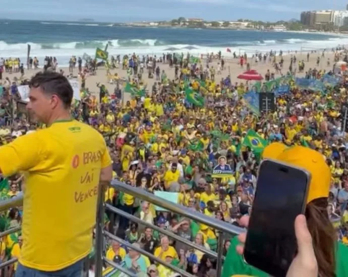 Flávio Bolsonaro inicia campanha no Rio de Janeiro com colete à prova de balas