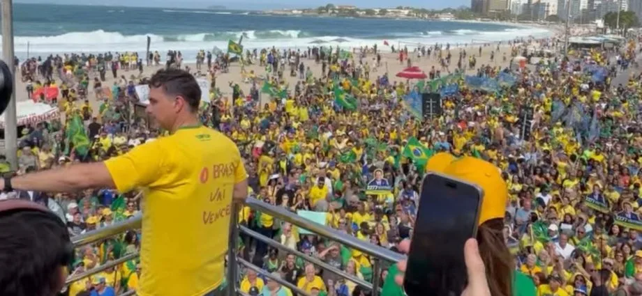Flávio Bolsonaro inicia campanha no Rio de Janeiro com colete à prova de balas