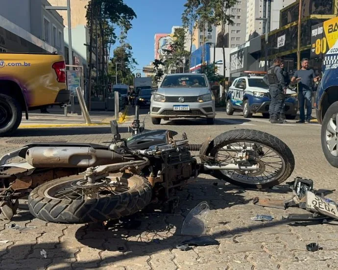 Caminhonete atinge motociclista em acidente no semáforo em Campo Grande