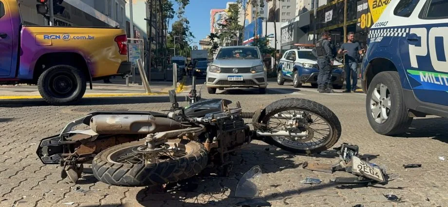 Caminhonete atinge motociclista em acidente no semáforo em Campo Grande