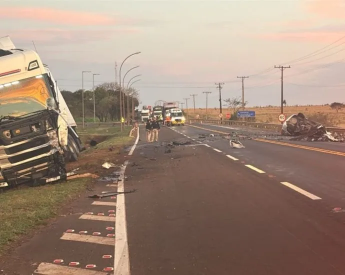 Acidente fatal entre carro e carreta interdita BR-163 em Campo Grande