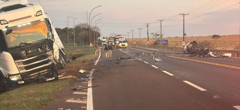 Acidente fatal entre carro e carreta interdita BR-163 em Campo Grande