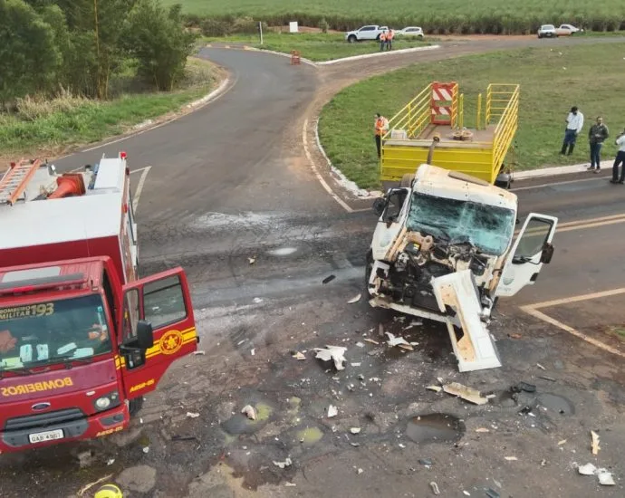 Motorista preso em acidente entre caminhão-tanque e bitrem na MS-141