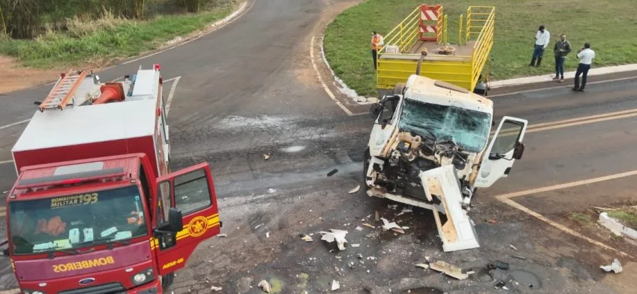 Motorista preso em acidente entre caminhão-tanque e bitrem na MS-141