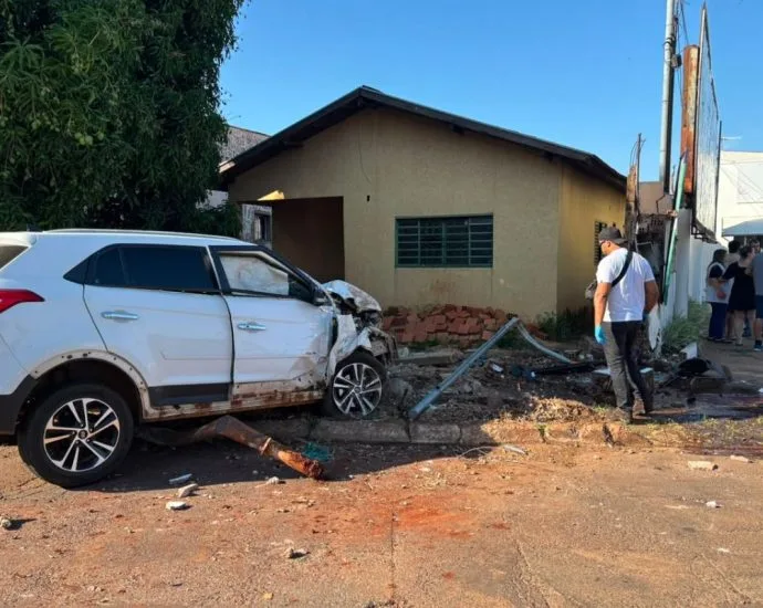 Acidente em Campo Grande derruba muro de casa após colisão entre veículos