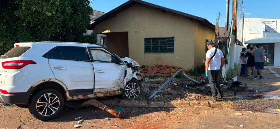 Acidente em Campo Grande derruba muro de casa após colisão entre veículos