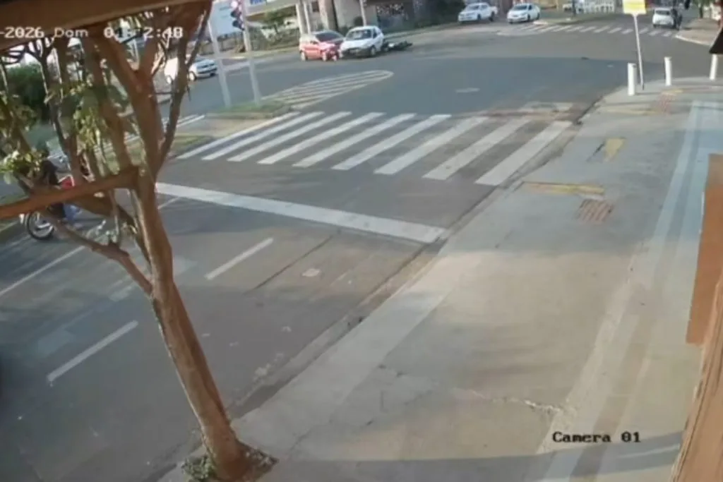 Motociclista morre após ser prensado entre dois carros. (Foto: Reprodução)