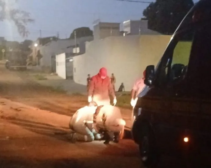Ciclista é resgatado após cair em buraco no bairro Rita Vieira, em Campo Grande