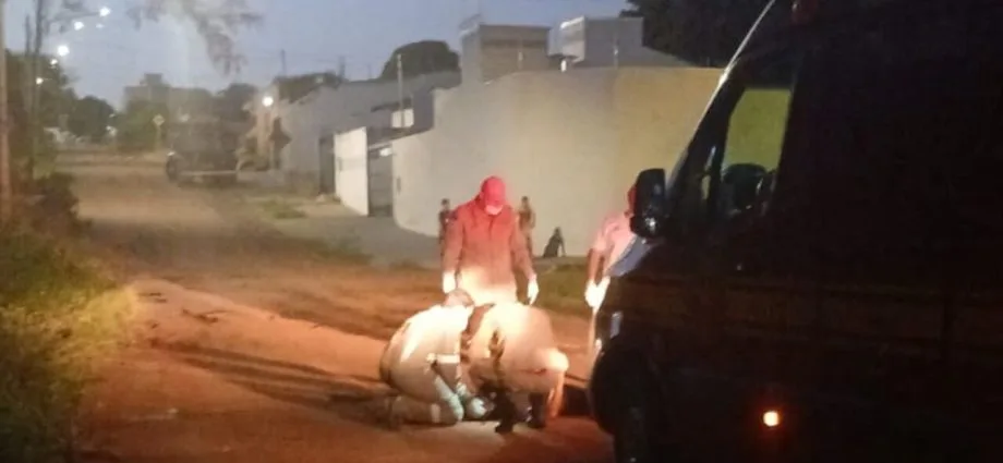 Ciclista é resgatado após cair em buraco no bairro Rita Vieira, em Campo Grande