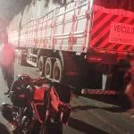 Motociclista é gravemente ferido em acidente com carreta em Coxim