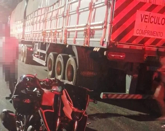 Motociclista é gravemente ferido em acidente com carreta em Coxim