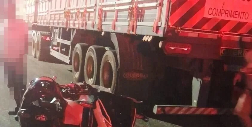 Motociclista é gravemente ferido em acidente com carreta em Coxim
