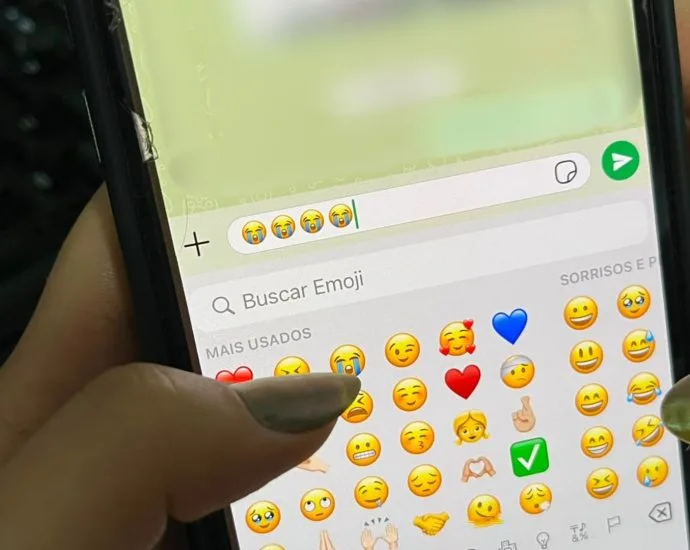 Emoji de choro intenso lidera uso entre internautas em 2025