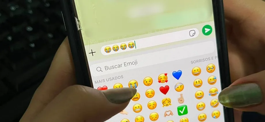 Emoji de choro intenso lidera uso entre internautas em 2025