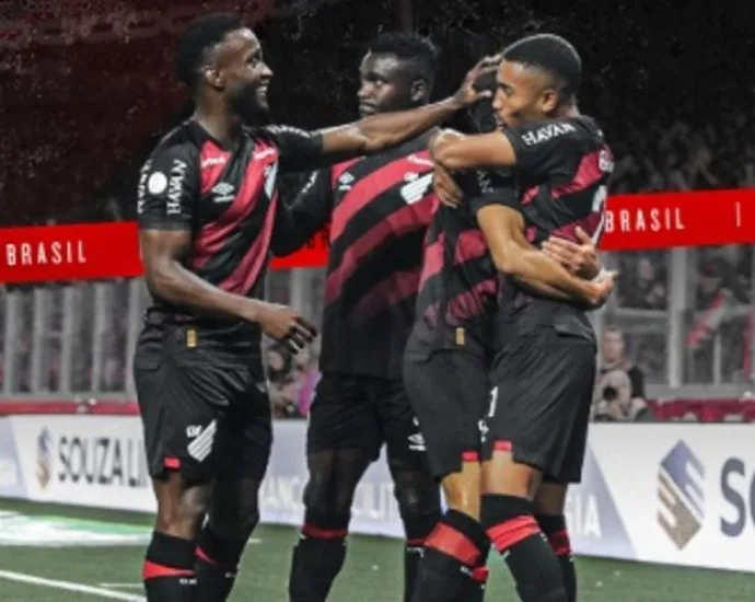 Athletico-PR vence Vitória por 2 a 0 e garante vantagem nas oitavas da Copa do Brasil