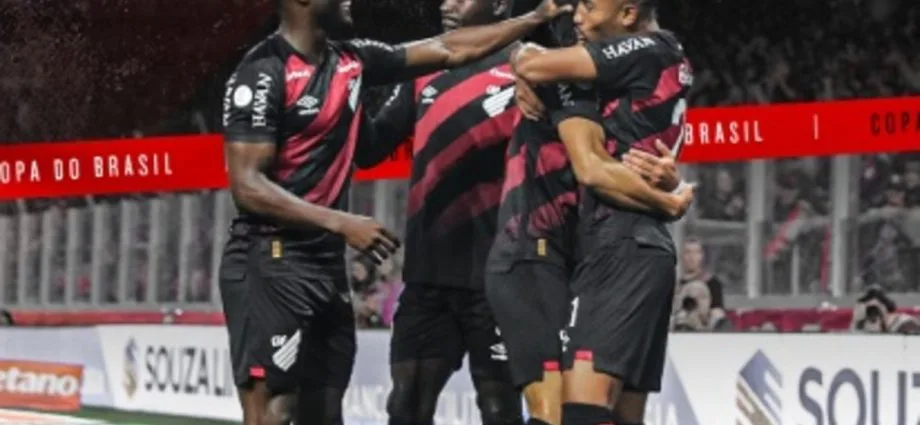 Athletico-PR vence Vitória por 2 a 0 e garante vantagem nas oitavas da Copa do Brasil