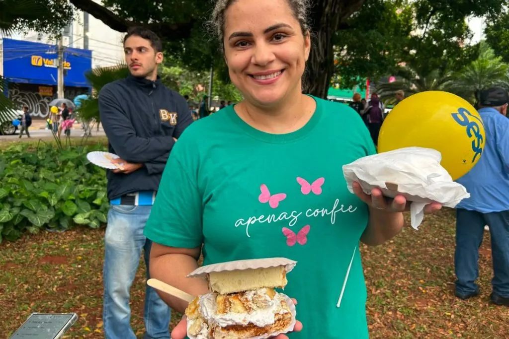 Juliana com os bolos que vai levar para a família (Foto: Augusto Castro)