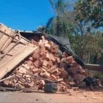Caminhão tomba e bloqueia parcialmente a BR-262 em Anastácio