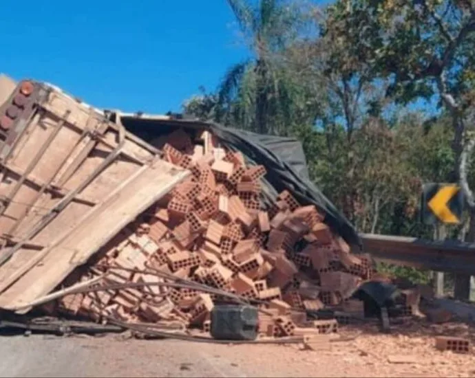 Caminhão tomba e bloqueia parcialmente a BR-262 em Anastácio