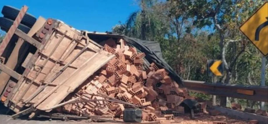 Caminhão tomba e bloqueia parcialmente a BR-262 em Anastácio