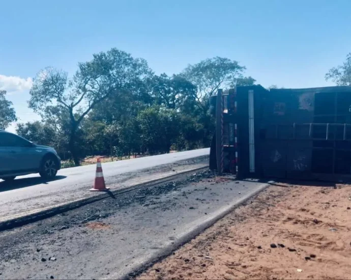 Caminhão tombou na BR-262 próximo a Terenos, em MS