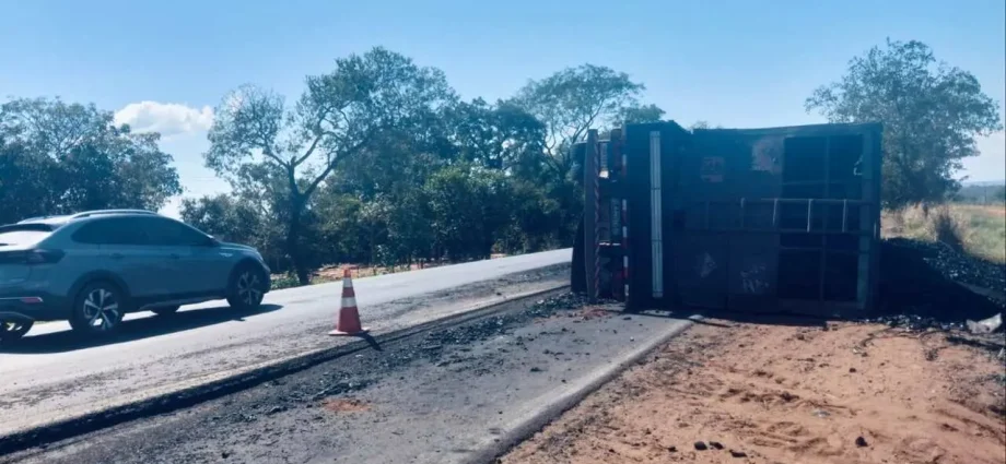 Caminhão tombou na BR-262 próximo a Terenos, em MS