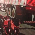 Motociclista gravemente ferido em colisão com carreta estacionada em Coxim
