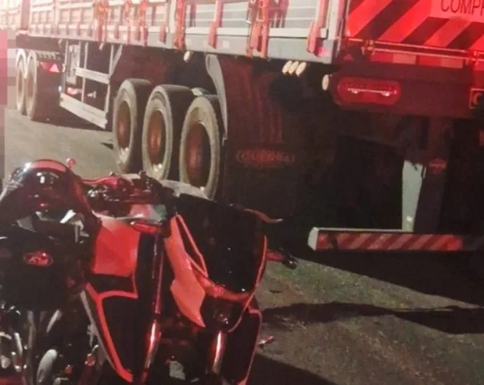 Motociclista gravemente ferido em colisão com carreta estacionada em Coxim
