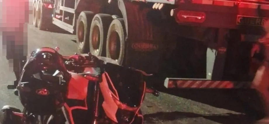Motociclista gravemente ferido em colisão com carreta estacionada em Coxim