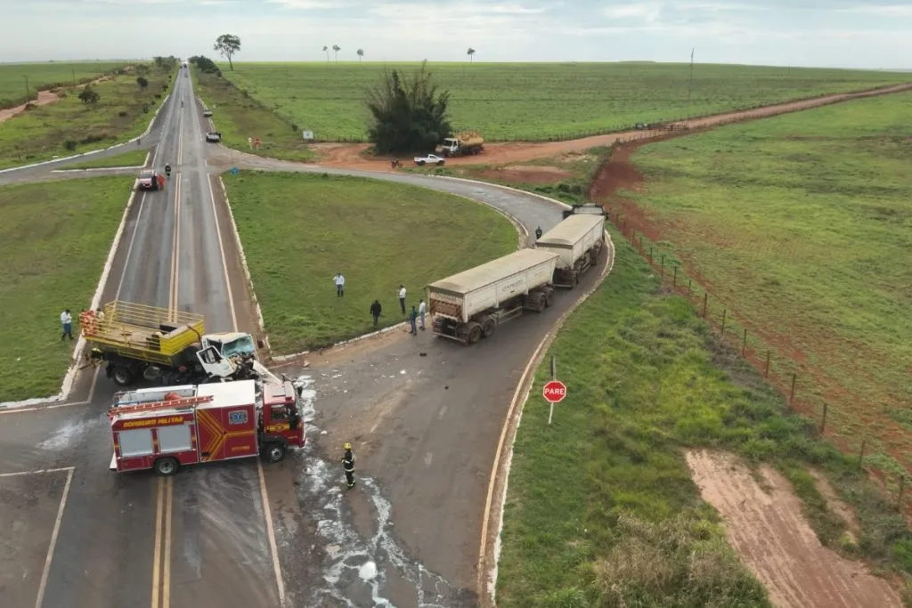 Condutor do caminhão-tanque foi socorrido e encaminhado ao hospital em estado estável. (Foto: CBMMS)