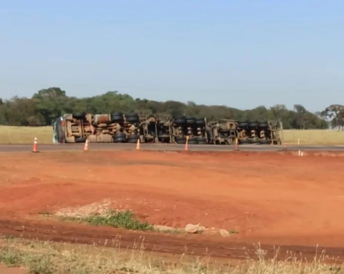 Acidente com carreta interditou BR-436 em Aparecida do Taboado