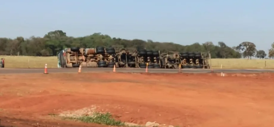 Acidente com carreta interditou BR-436 em Aparecida do Taboado